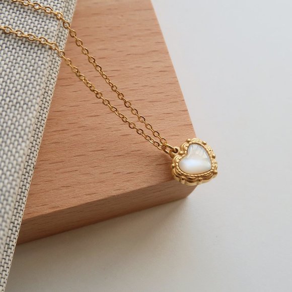 NEW 18K Gold Plated Shell Embossed Heart Love Necklace - Picture 5 of 12